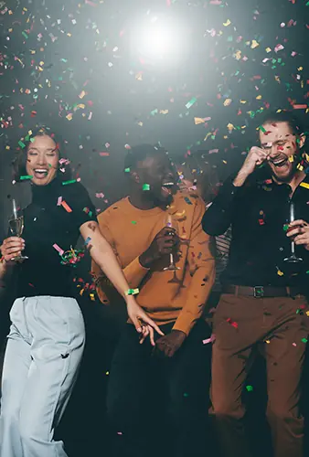 Gäste feiern bei einer Party